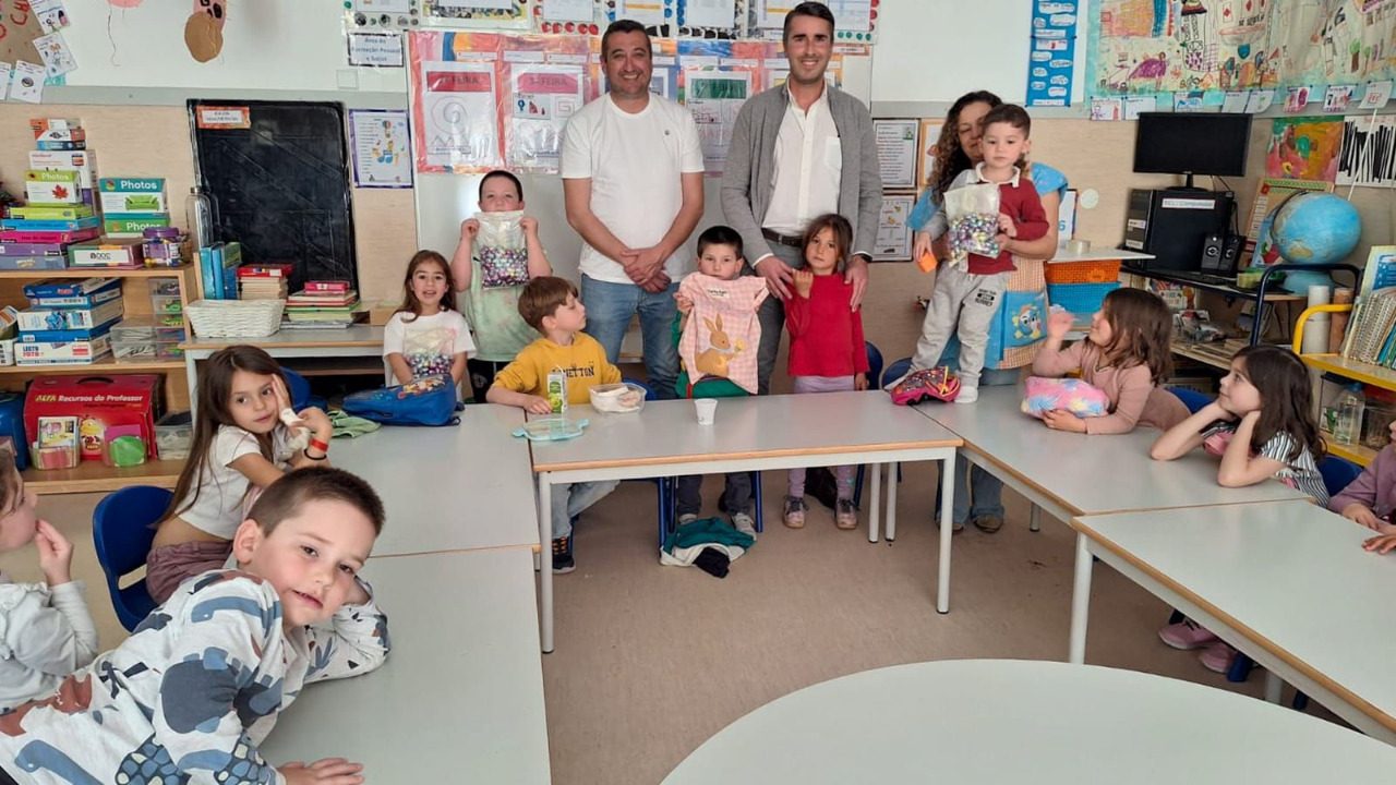 Entrega de ovos da Páscoa às crianças Pré-Escolar